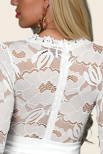 Détail dos en dentelle florale transparente 
de la combinaison mariage blanche La Caliste. 
Finition précieuse et travaillée.