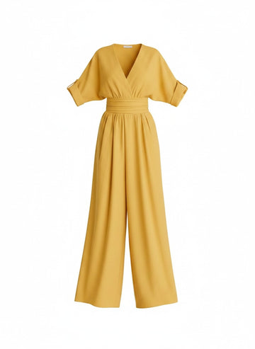 Détails de face de la combinaison jaune mariage. Mise en valeur de la large ceinture plissée façon Obi et de l'ampleur du pantalon large.