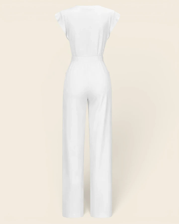Détails du dos de la combinaison chic de mariage blanche. Coupe épurée et taille cintrée.