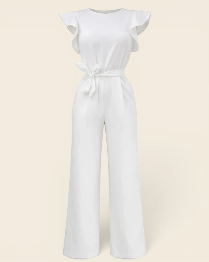 Détails de face de la combinaison chic de mariage blanche. Col rond fermé et ceinture à nouer intégrée.