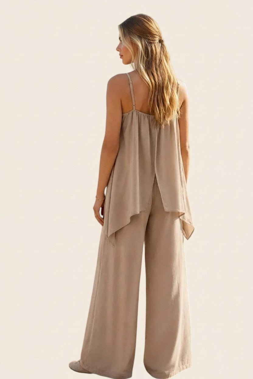 Vue arrière de la combinaison fluide beige maison de la combi avec buste effet cape et pantalon palazzo large