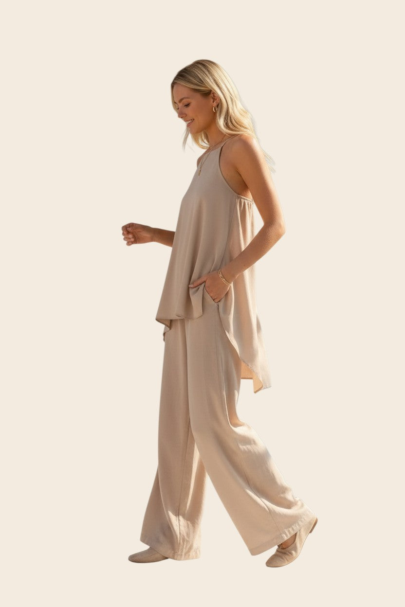 Femme portant la combinaison fluide beige La Porquerollaise de maison de la combi avec pantalon palazzo et cape