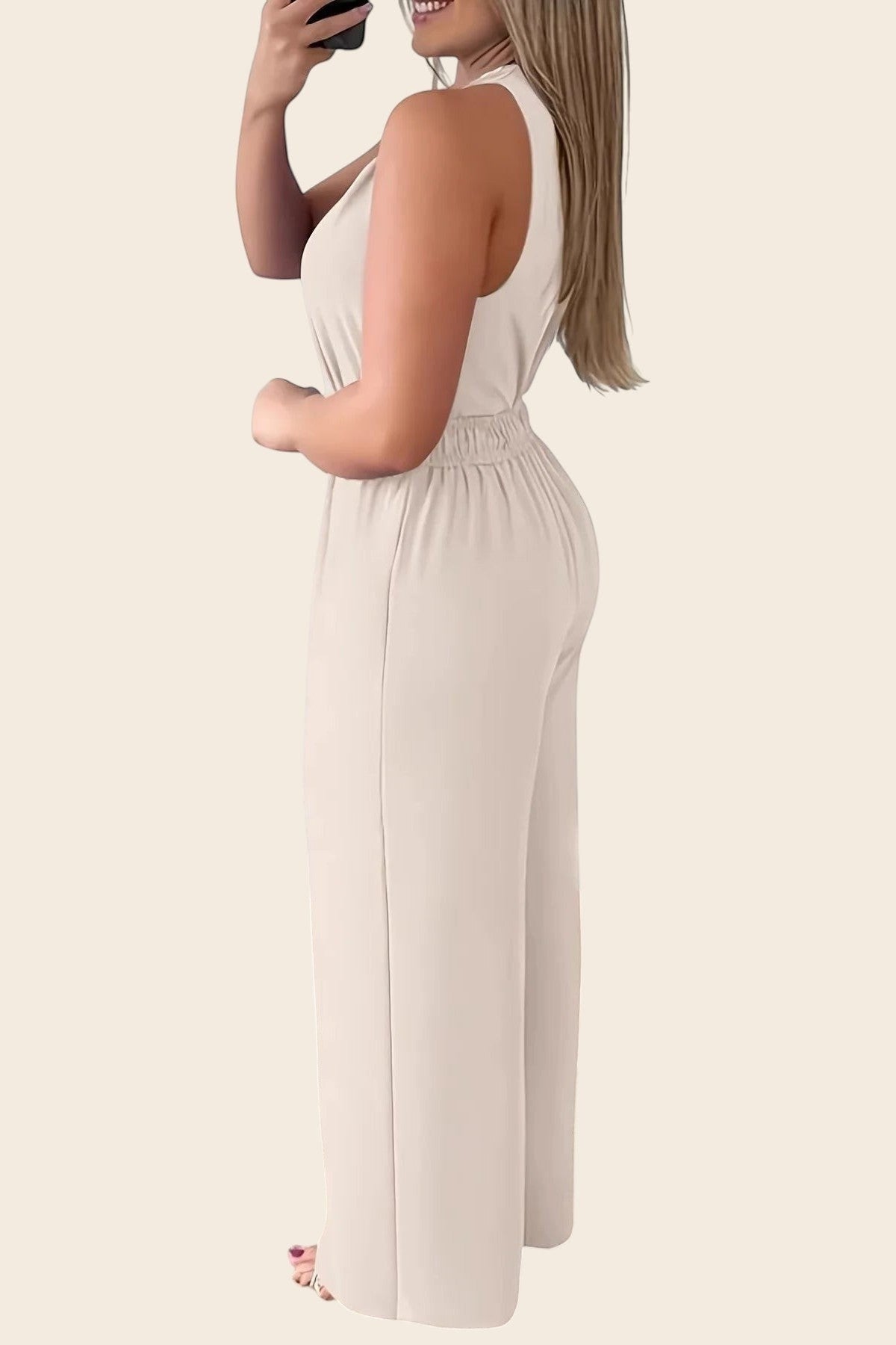 Maison de la combi - Combinaison beige col V, pantalon palazzo fluide, ceinture dorée, idéale pour mariage.