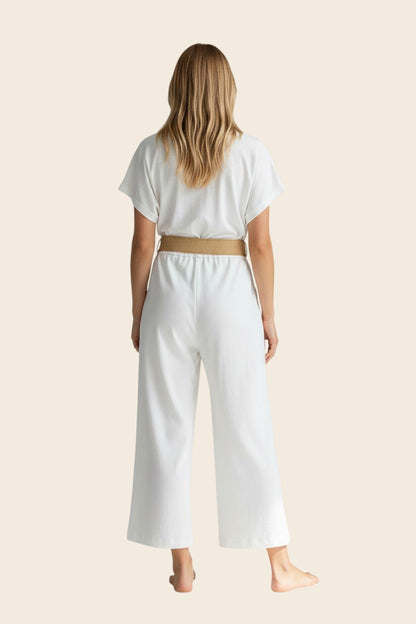 Vue arrière de la combinaison blanche femme mariage Maison de la Combi avec ceinture tressée et jambes larges