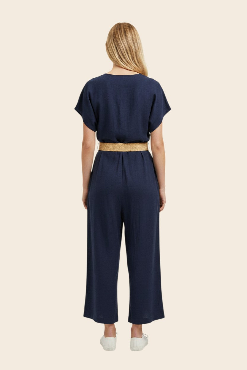 Vue arrière de la combinaison bleu marine chic Maison de la Combi avec ceinture tressée et coupe wide leg fluide