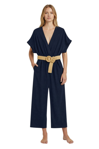 Combinaison bleu marine La Sétoise par maison de la combi avec col V, jambes larges et ceinture tressée beige