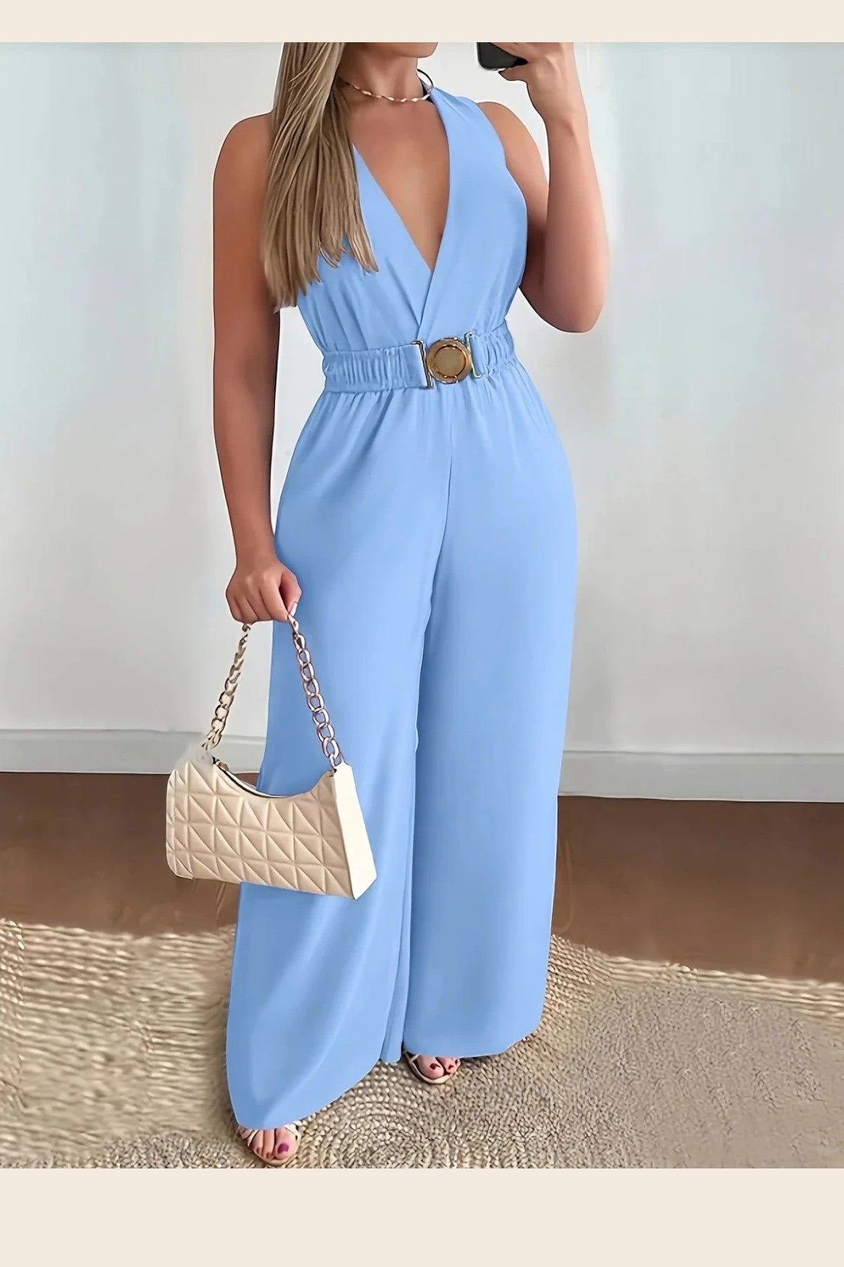 Combinaison femme bleu ciel Maison de la Combi, col V, ceinture dorée, pantalon palazzo, polyester et coton.
