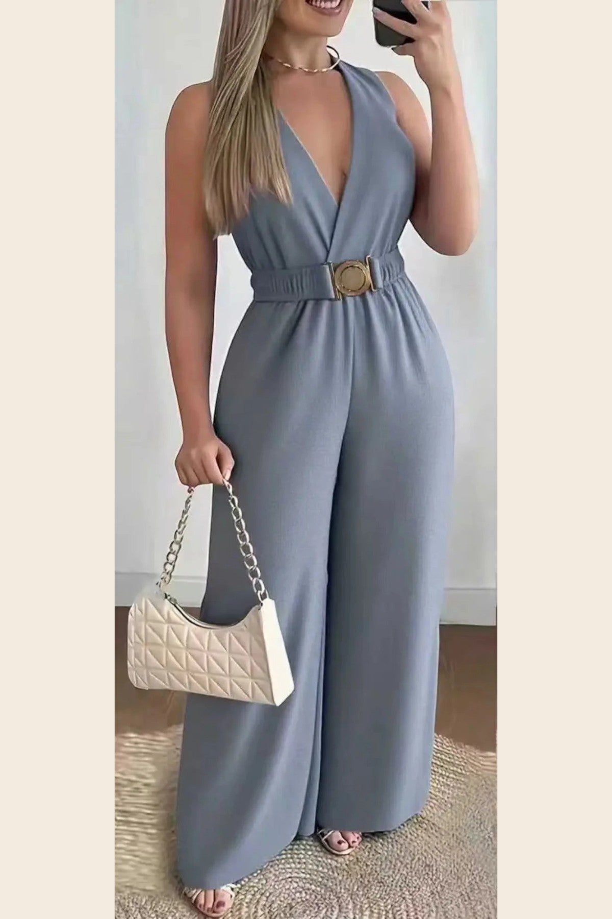 Combinaison femme Maison de la Combi bleu gris col V, ceinture dorée, pantalon palazzo large, polyester et coton.