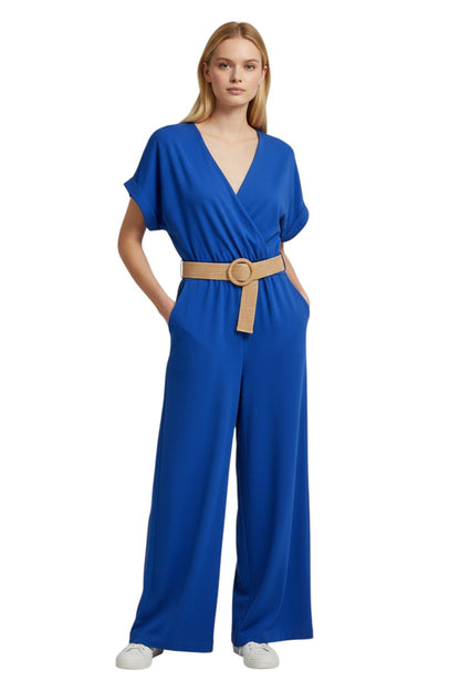 Combinaison bleu roi maison de la combi avec col V croisé, jambes larges et ceinture tressée à boucle ronde
