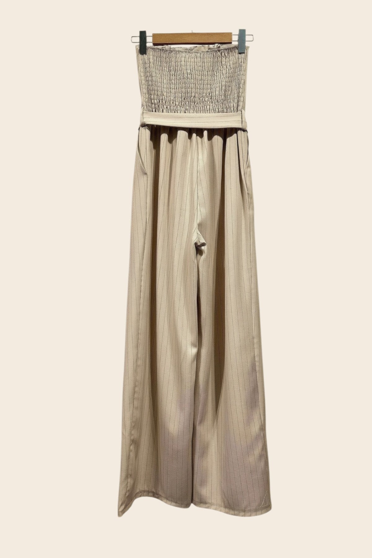 Combinaison bustier beige à fines rayures avec dos smoccé et jambes larges, par maison de la combi.
