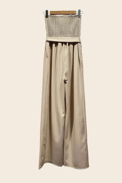 Combinaison bustier beige à fines rayures avec dos smoccé et jambes larges, par maison de la combi.