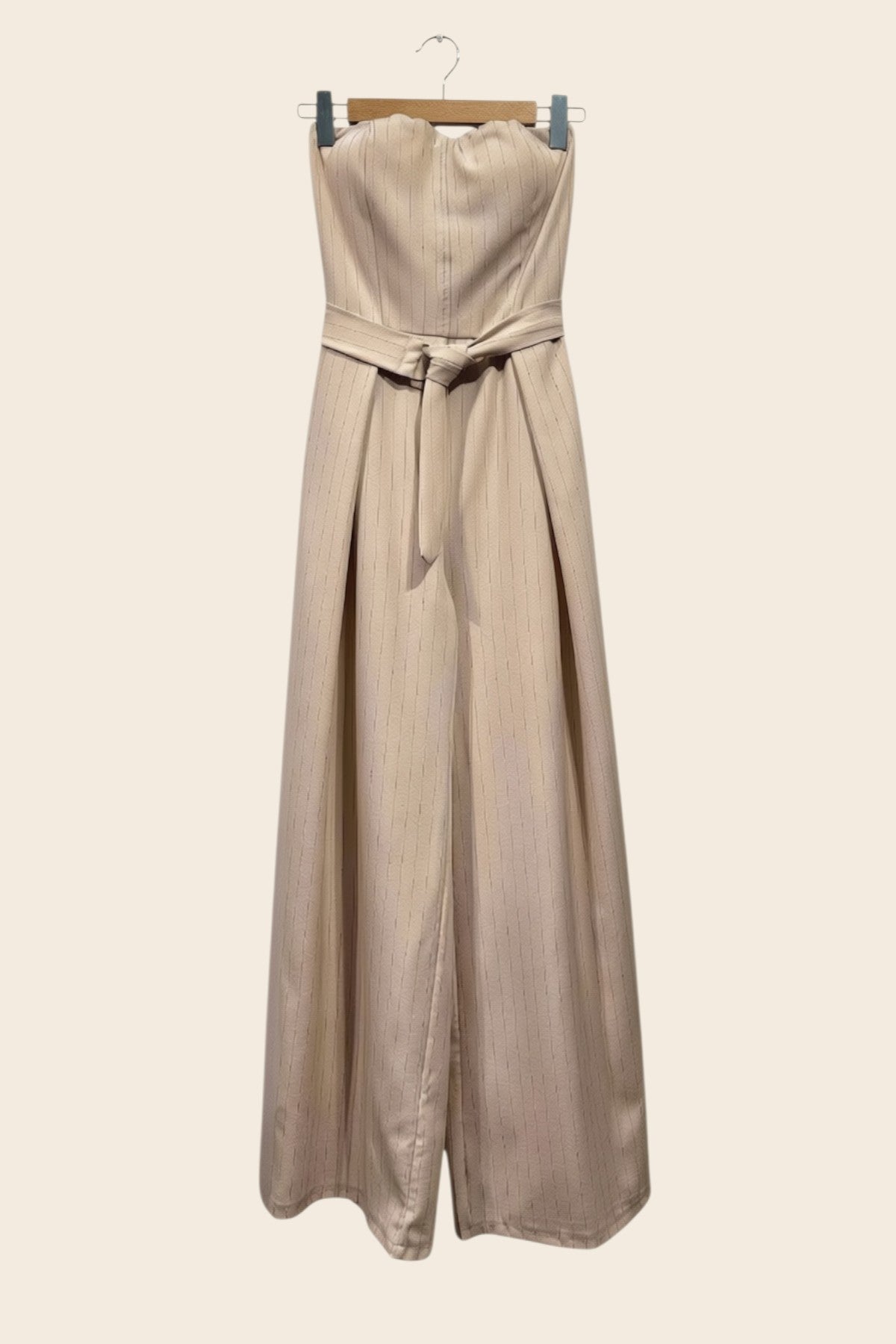 Combinaison bustier beige à fines rayures verticales, coupe palazzo fluide avec ceinture à nouer, par maison de la combi