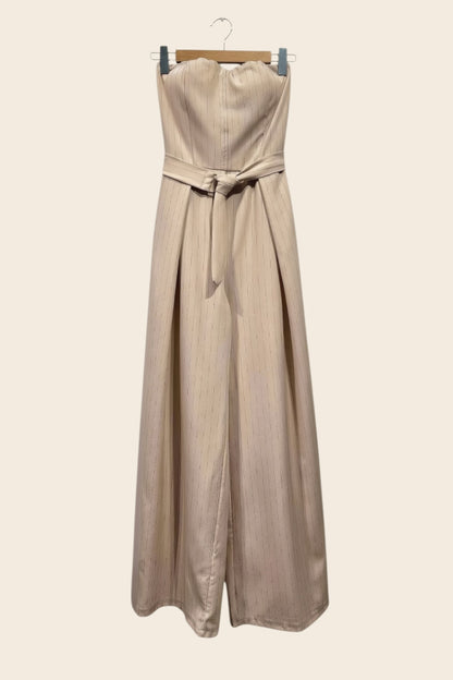 Combinaison bustier beige à fines rayures verticales, coupe palazzo fluide avec ceinture à nouer, par maison de la combi