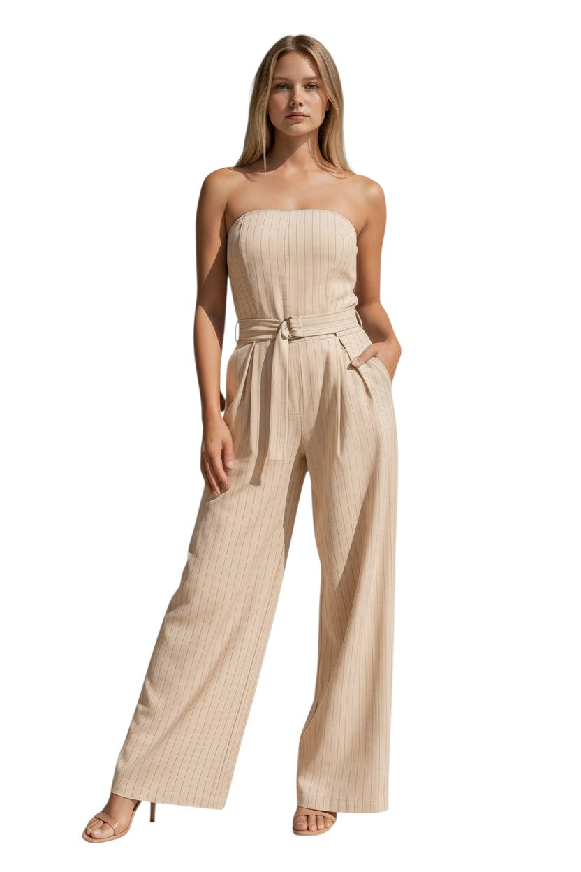 Combinaison bustier beige à fines rayures maison de la combi, coupe palazzo fluide avec ceinture à nouer.