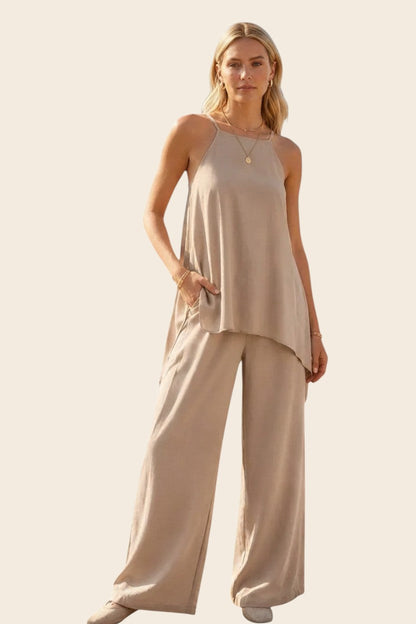 Combinaison fluide beige maison de la combi avec bretelles fines, buste effet cape et pantalon palazzo large.