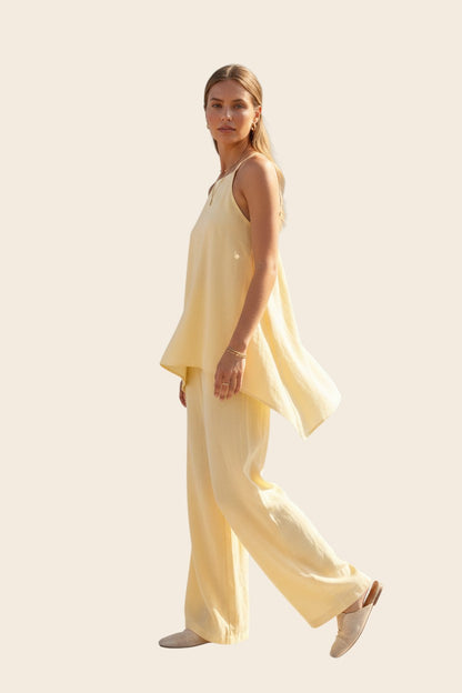 Combinaison jaune pastel La Porquerollaise par maison de la combi en viscose fluide avec bretelles fines et coupe palazzo