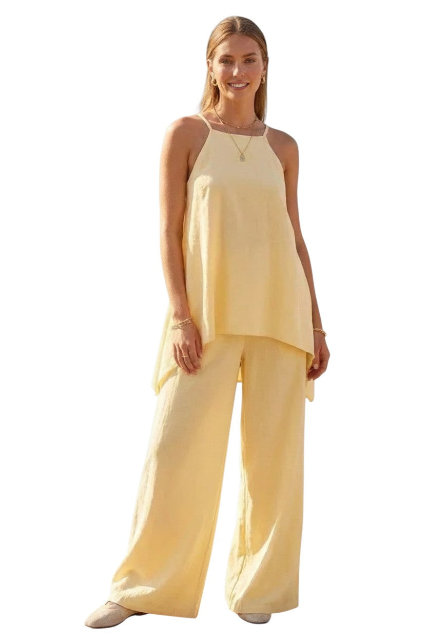 Modèle portant une combinaison jaune pastel maison de la combi avec buste évasé et pantalon palazzo fluide en viscose.