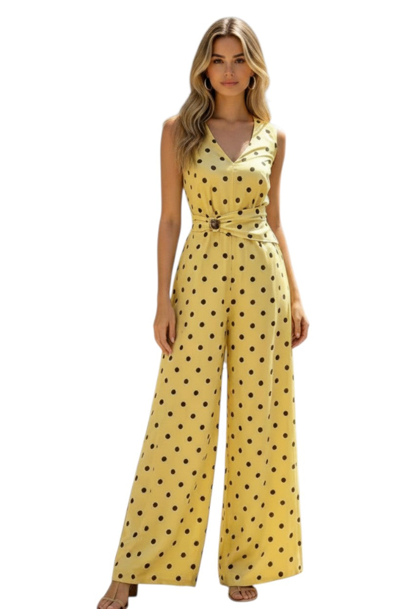 Combinaison La Tropézienne maison de la combi jaune à pois noirs, col en V, jambes larges et ceinture à boucle dorée.