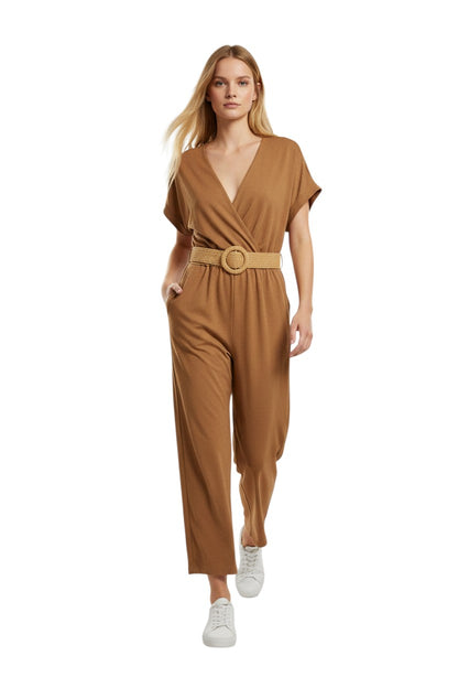 Modèle portant une combinaison marron maison de la combi avec col V croisé, ceinture tressée et jambes larges