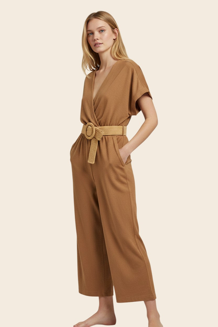 Combinaison marron femme maison de la combi avec col V croisé, ceinture tressée et coupe wide leg fluide