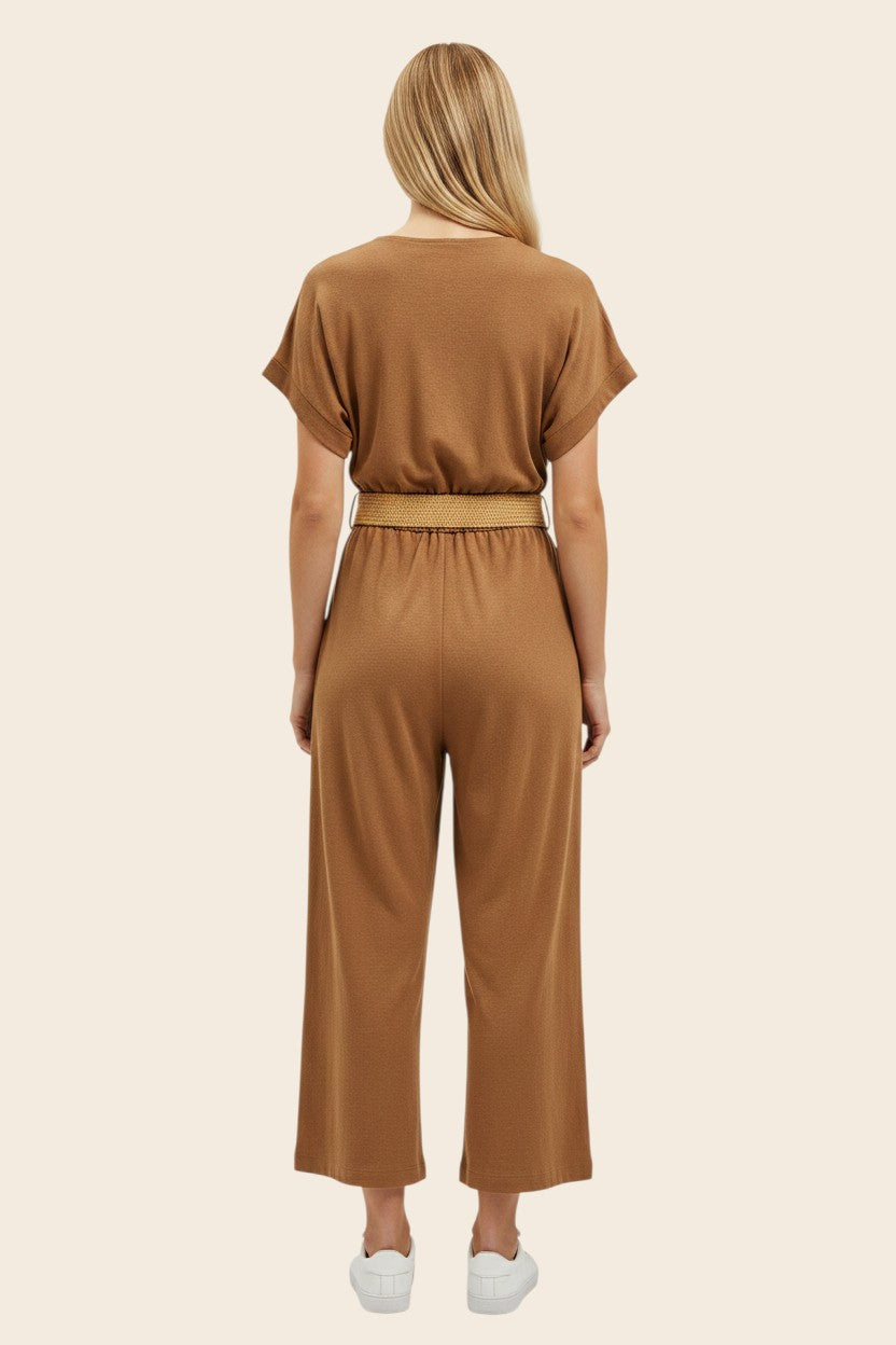 Combinaison marron maison de la combi avec jambes larges, ceinture tressée et col V, vue de dos sur mannequin