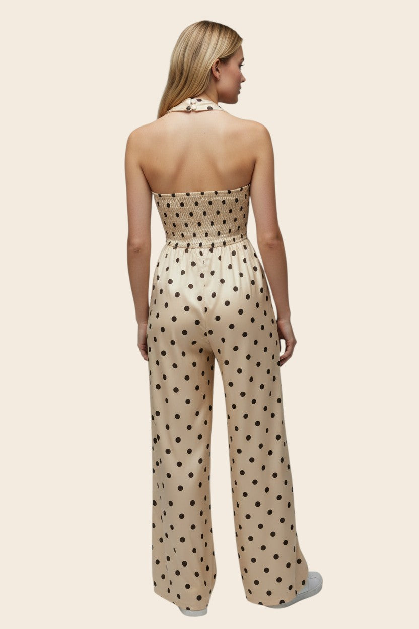 Combinaison à pois beige maison de la combi avec dos nu, taille smockée et jambes larges fluides