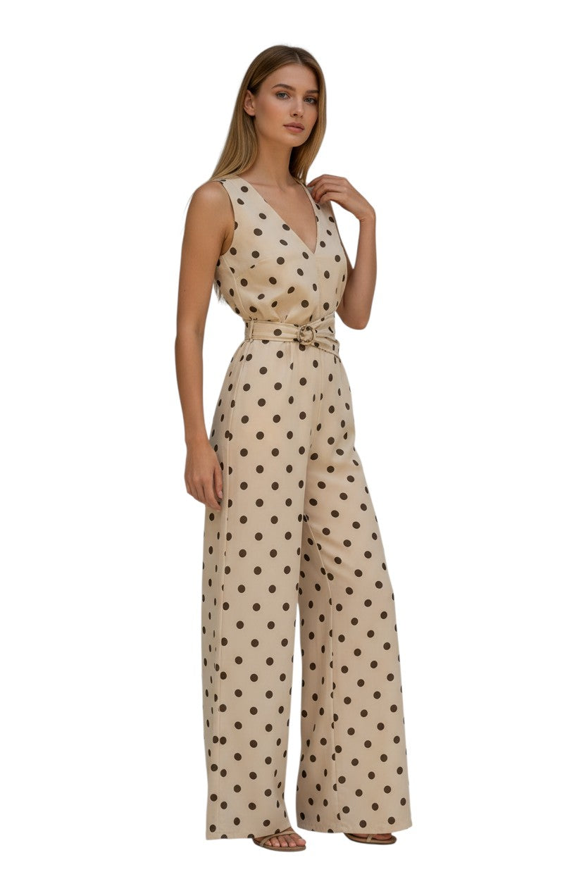 Combinaison à pois beige maison de la combi avec encolure en V, ceinture à boucle dorée et coupe large fluide