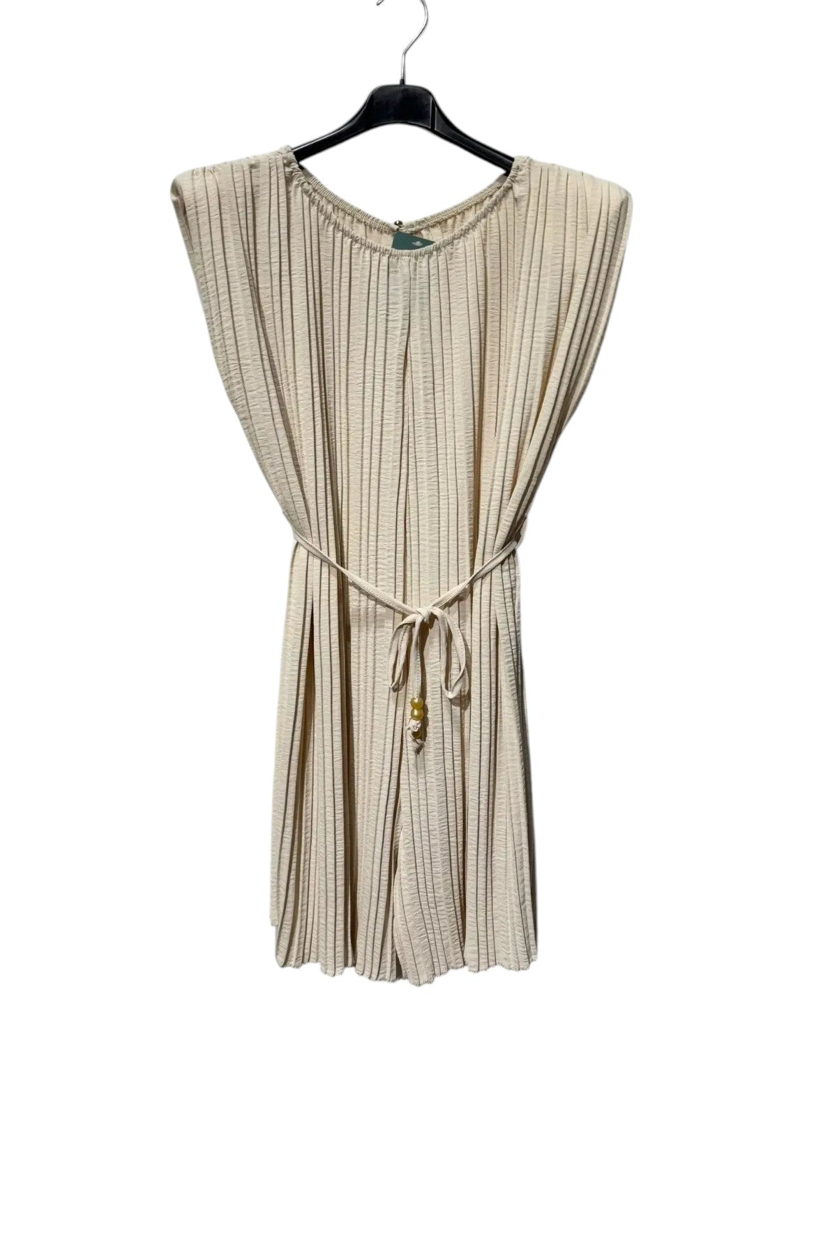 Combishort plissé beige Maison de la Combi avec épaulettes structurées et ceinture à nouer perlée sur cintre
