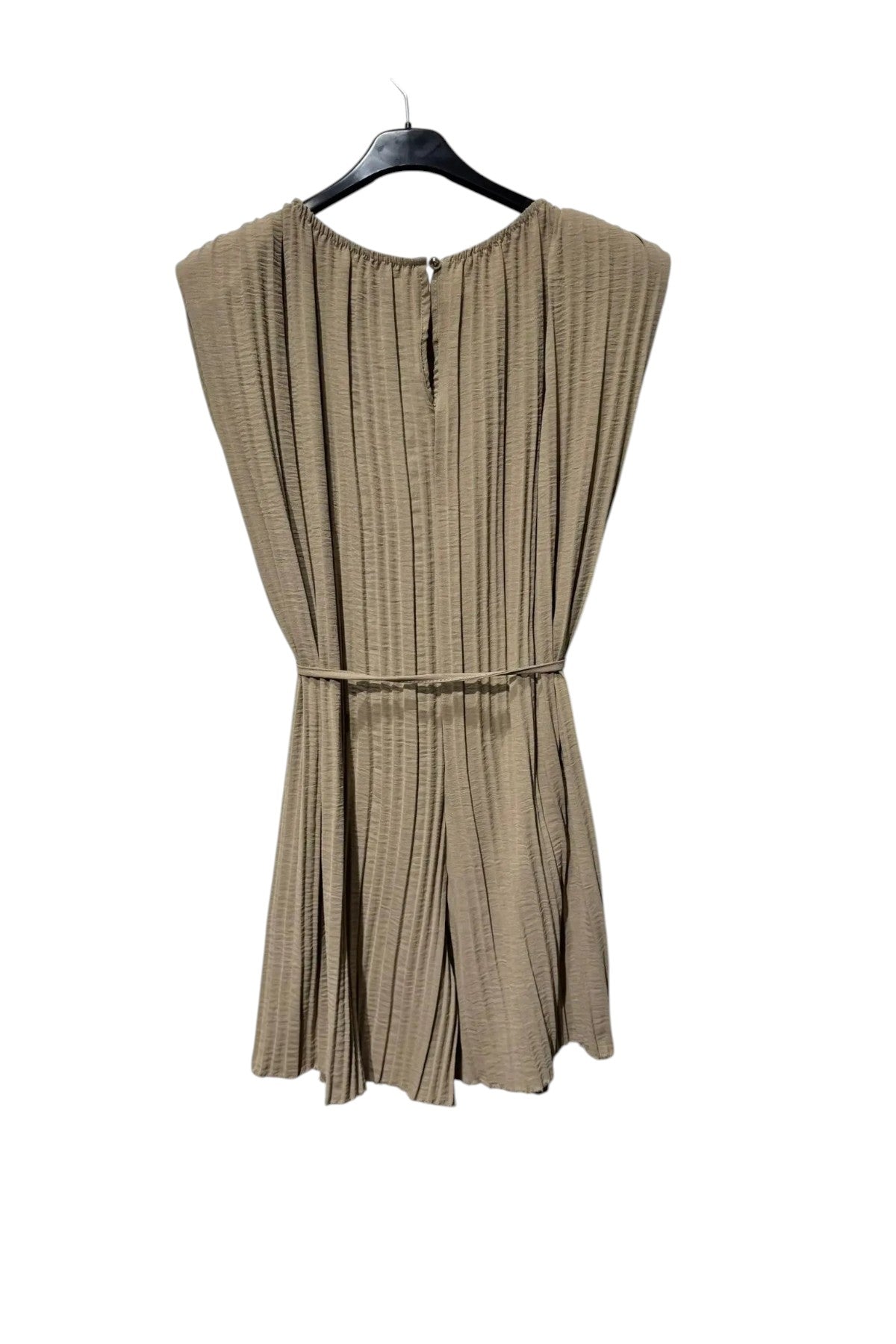 Combishort plissé beige Maison de la Combi avec épaulettes structurées et ceinture à nouer sur cintre
