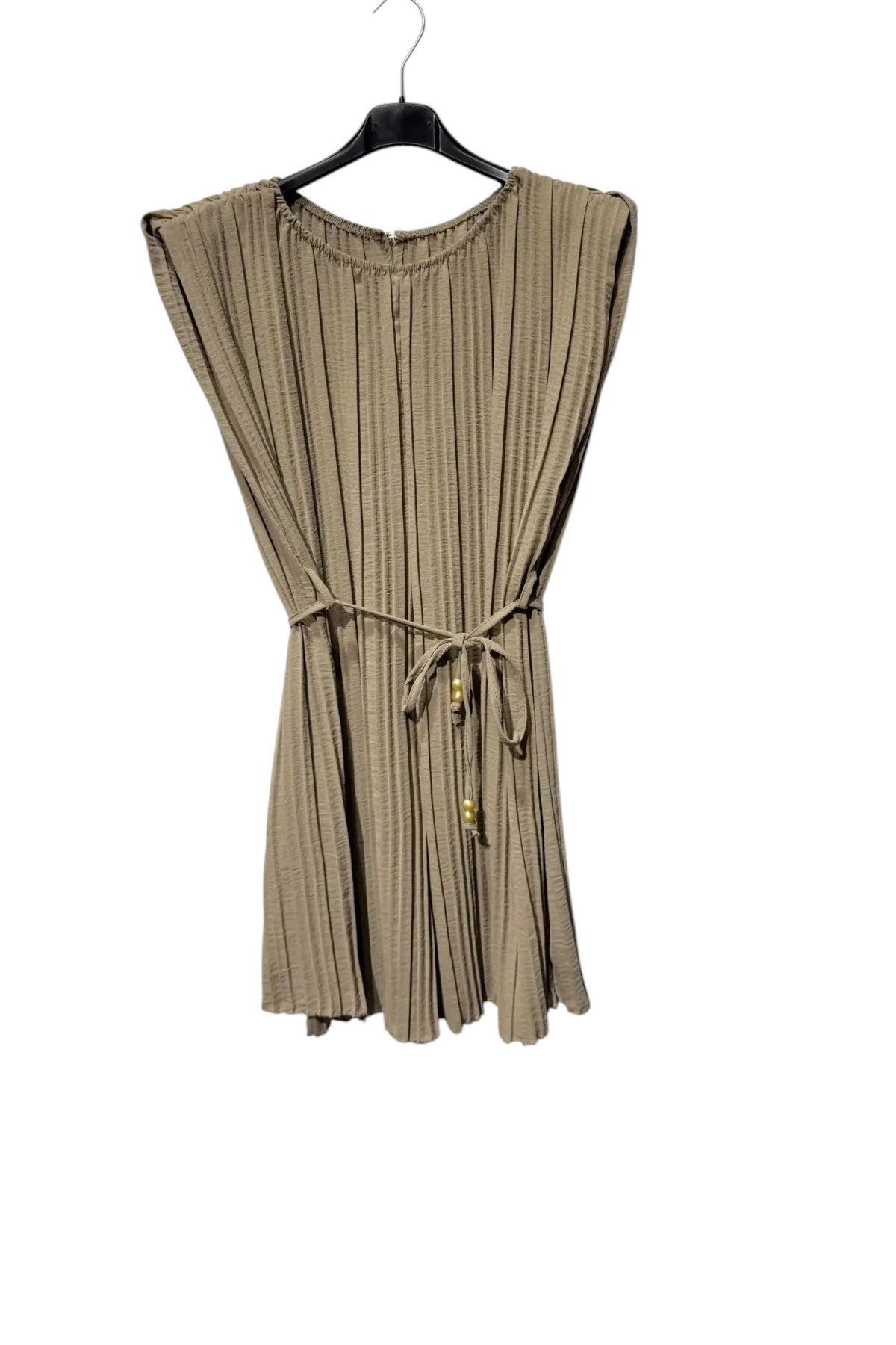 Combishort plissé beige maison de la combi avec épaulettes, ceinture à nouer et détails perlés sur cintre