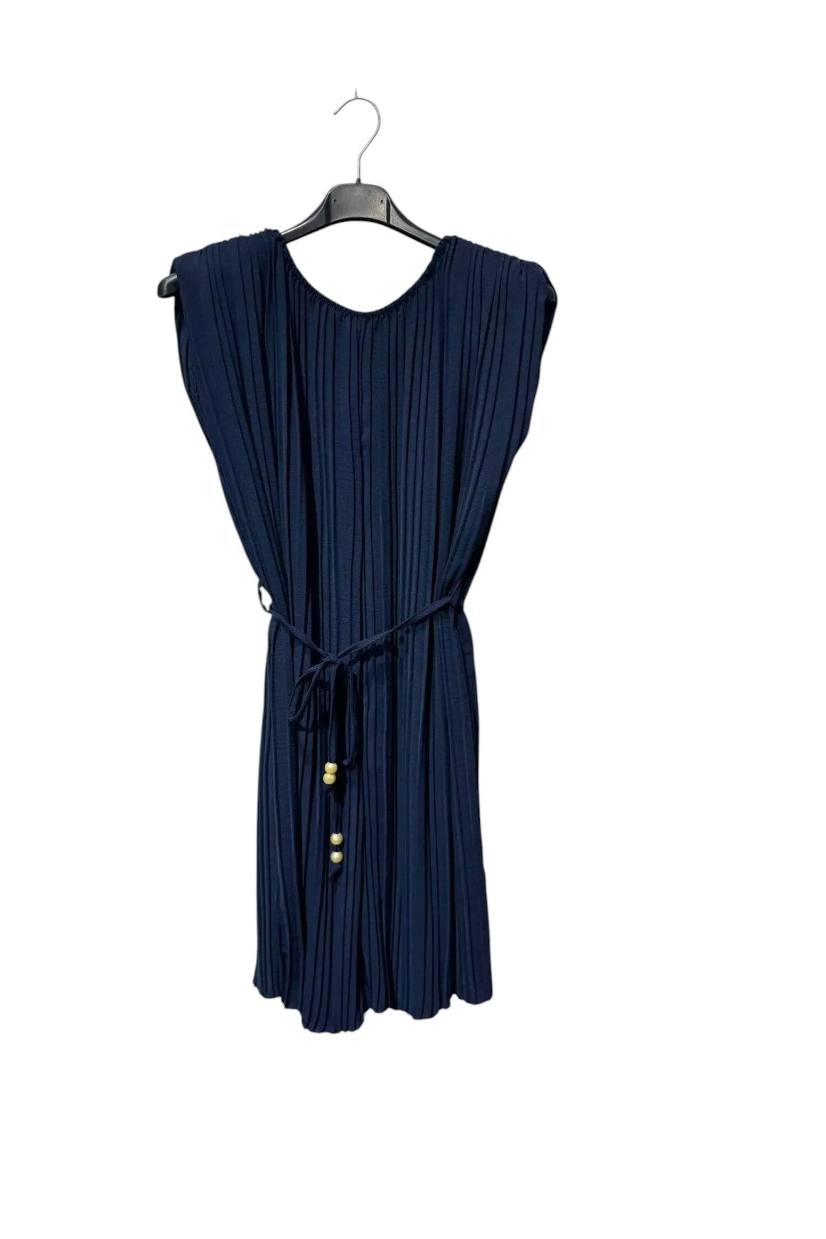 Combishort plissé bleu marine Maison de la Combi avec épaulettes, ceinture à nouer et détails perlés sur cintre.