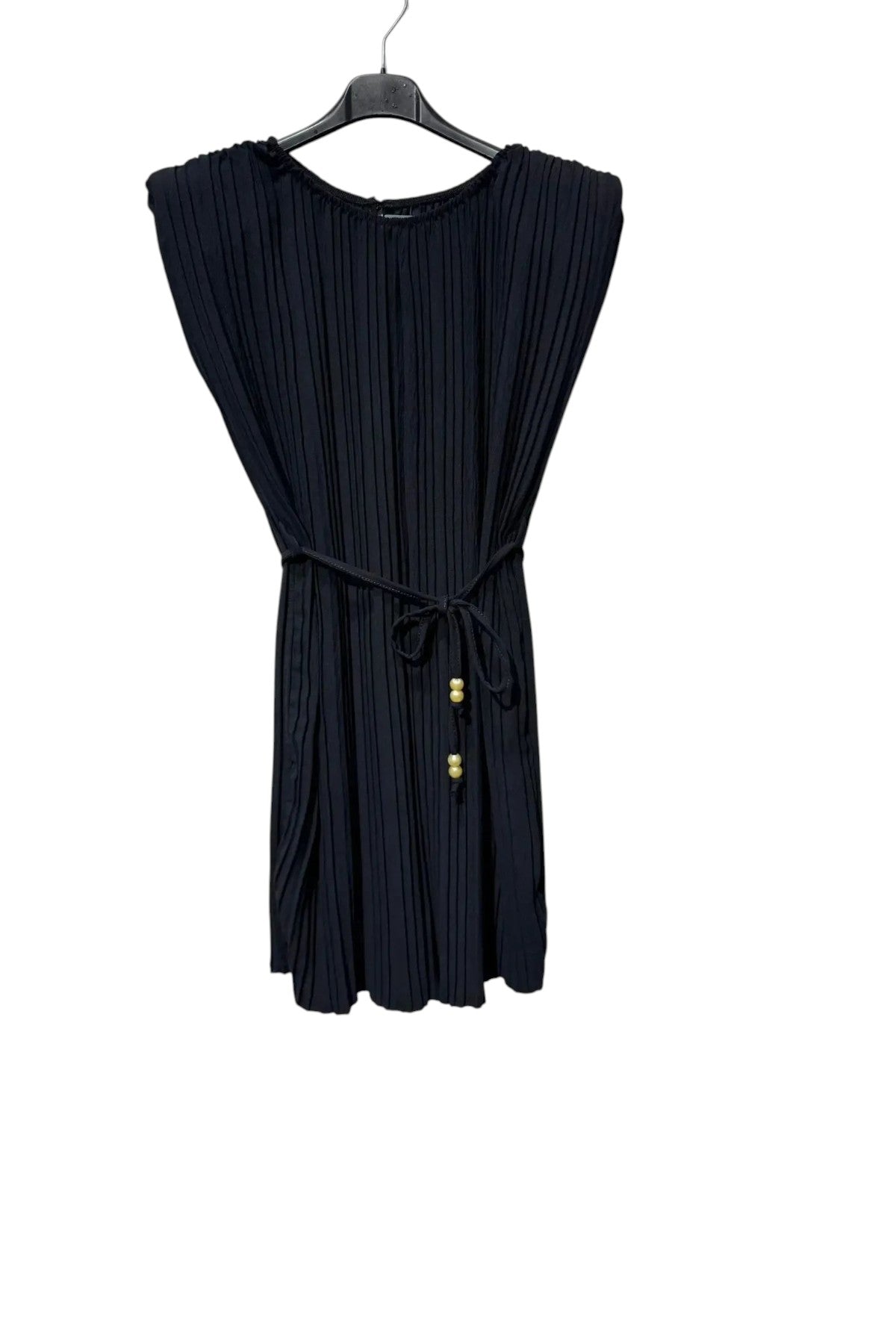 Combishort plissé noir maison de la combi avec épaulettes structurées et ceinture à nouer ornée de perles.