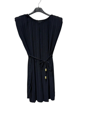 Combishort plissé noir maison de la combi avec épaulettes structurées et ceinture à nouer ornée de perles.