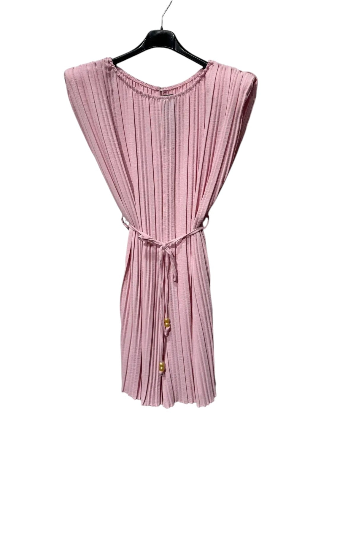 Combishort plissé rose Maison de la Combi avec épaulettes, ceinture à nouer et détails perlés sur cintre
