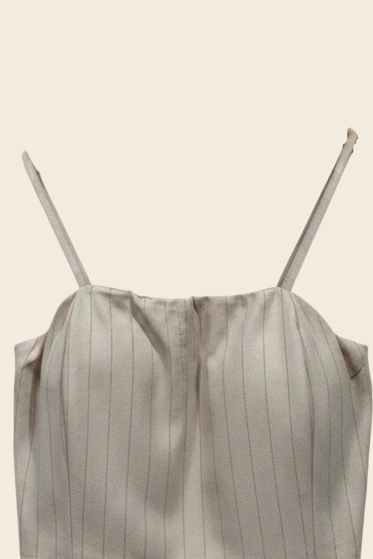 Haut de combinaison bustier beige à fines rayures verticales, bretelles ajustables, par maison de la combi.