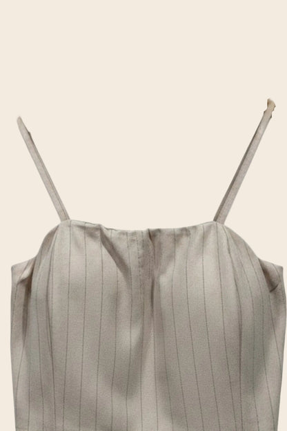 Haut de combinaison bustier beige à fines rayures verticales, bretelles ajustables, par maison de la combi.