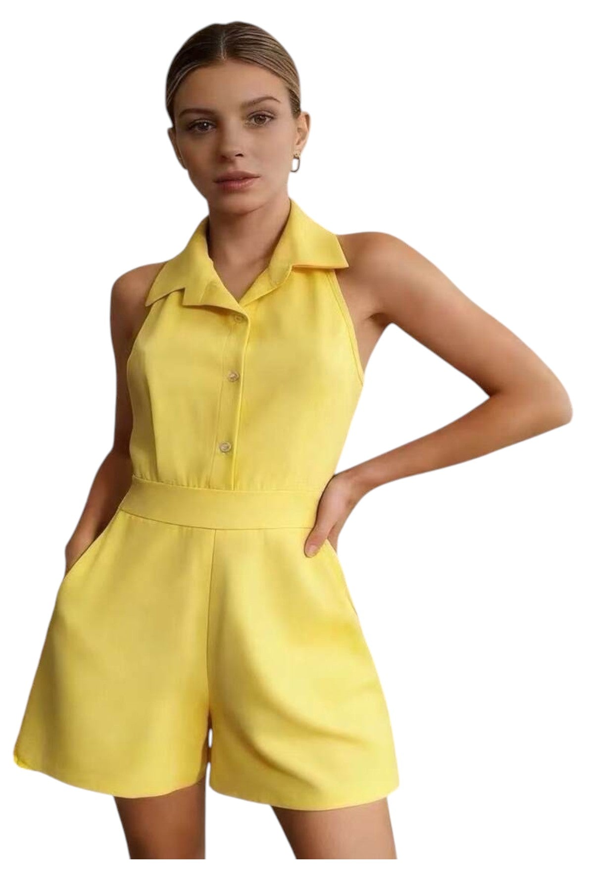 Femme portant un combishort femme habillé jaune col chemise boutonné sans manches, vue de face