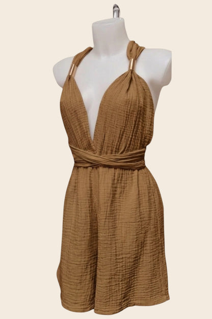Tenue estivale combishort camel à effet gaufré sur buste. Ceinture intégrée à nouer sous la poitrine pour marquer la taille avec douceur. Modèle exclusif Maison de la Combi.