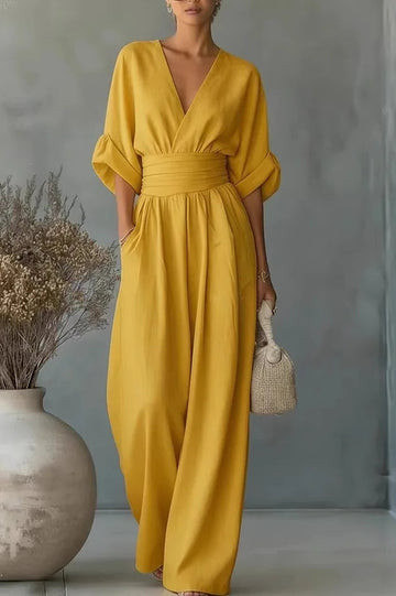 Tenue d'invitée de mariage lumineuse : combinaison jaune solaire avec poches latérales. Dégaine chic, assurée et faussement décontractée. Modèle La Soleil.
