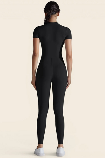 Vue de dos de la combinaison de sport et Pilates noire. Tissu extensible qui accompagne chaque mouvement sans aucune gêne.