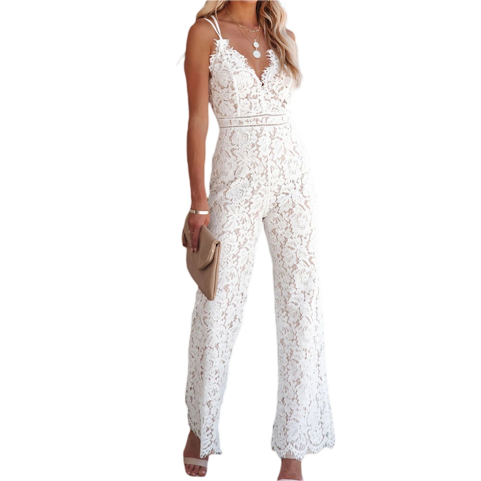 Balise Alt : Combinaison dentelle blanche portée avec des talons hauts pour un look de soirée élégant et moderne.

